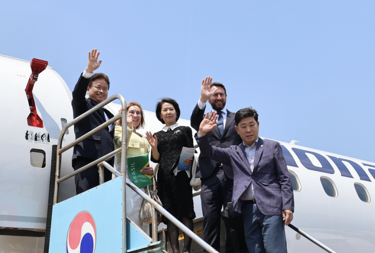 엠브레어 시험비행탑승