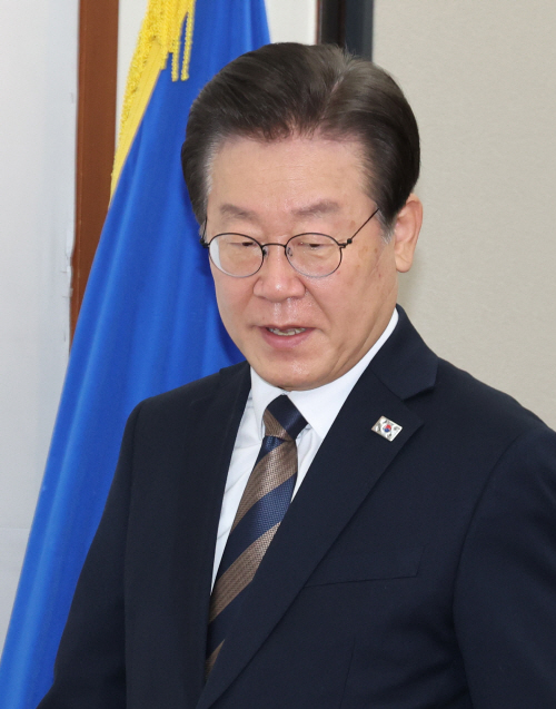 최고위원회 참석하는 이재명 대표