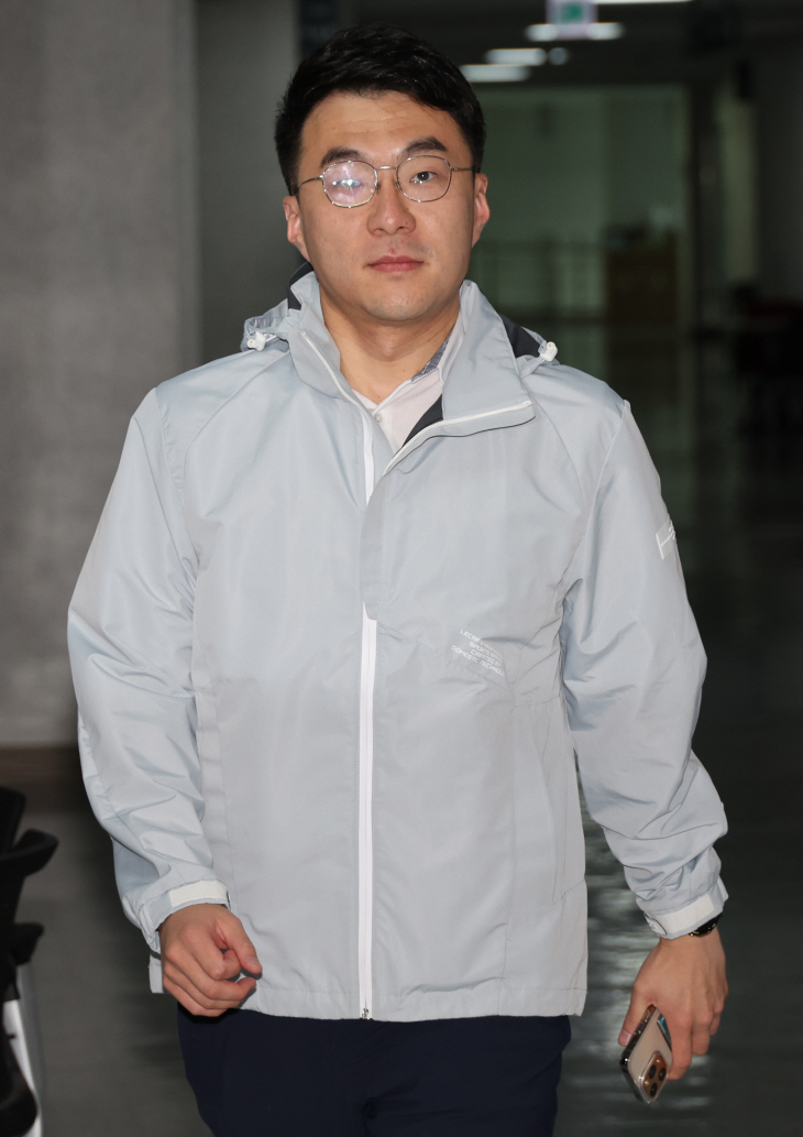 휴대폰 든 김남국 의원<YONHAP NO-2153>
