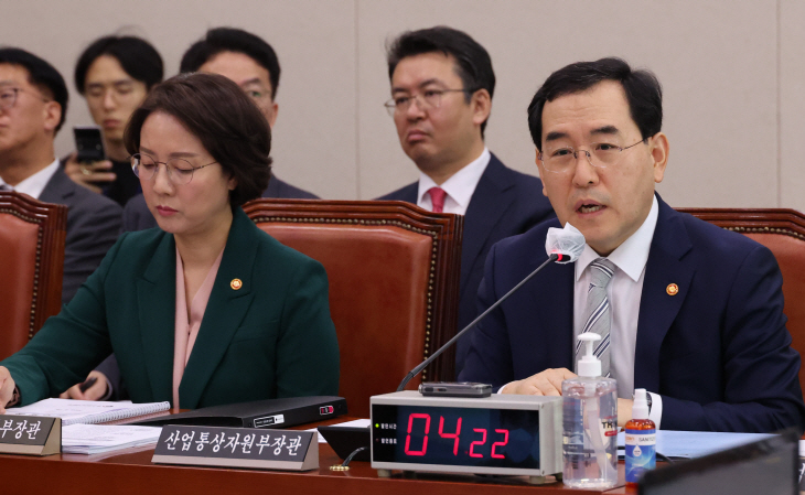 답변하는 이창양 산업통상자원부 장관
