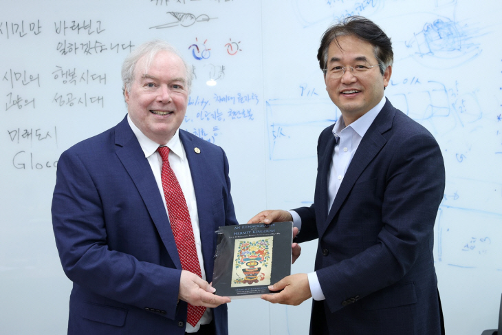 폴 마이클 테일러 스미스소니언재단 국장과 이동환 고양시장