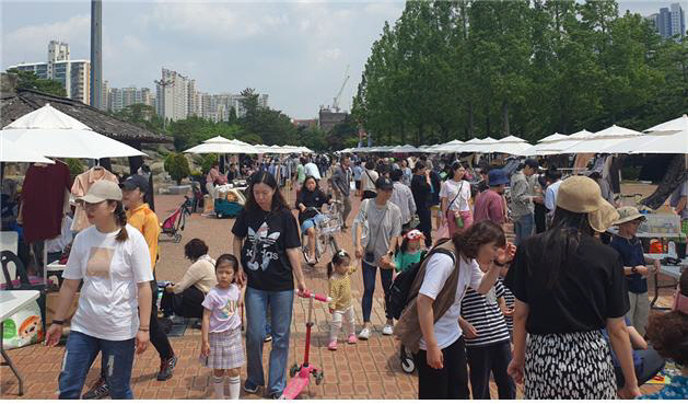 광명스피돔 중앙광장에서 열린 ‘광명사랑 녹색나눔장터’