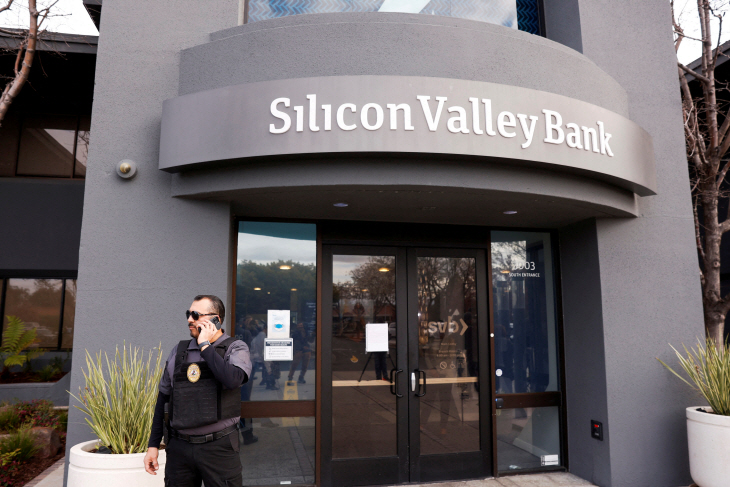 GLOBAL-BANKS/SVB
