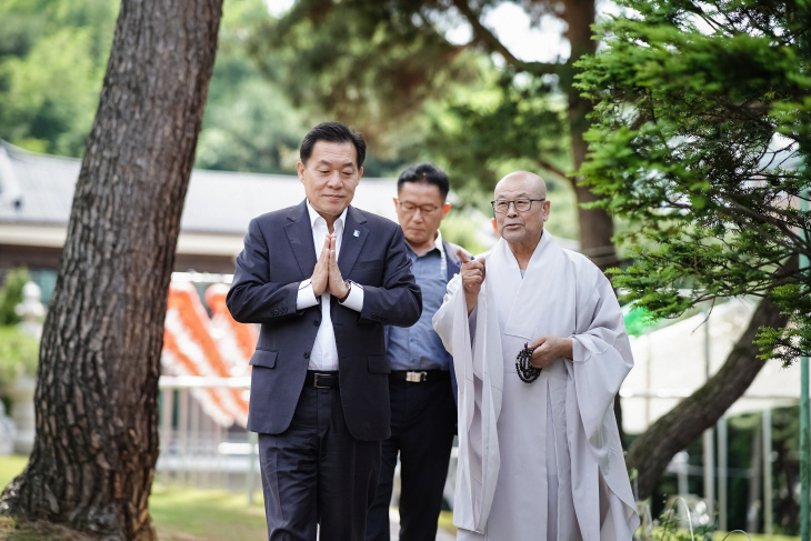 사진2)반야사에 방문한 이재준 수원시장