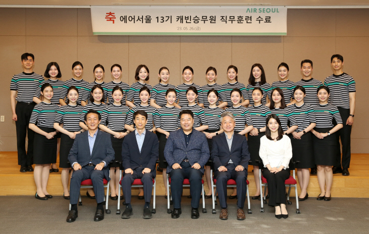 사진1. 에어서울 신입 캐빈승무원 수료식 기념 촬영