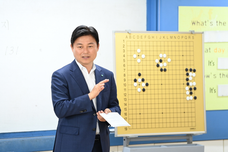 조용익 부천시장 30일 상동 상인초등학교 복사골 바둑교실 참관