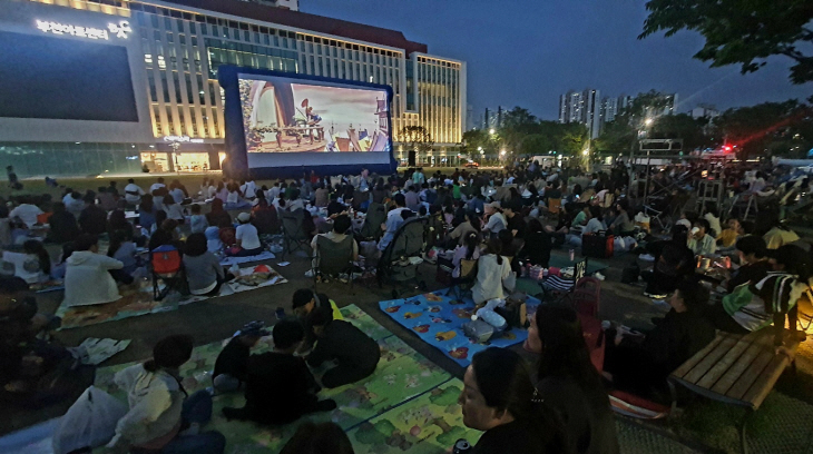 부천시청 앞 잔디광장에서 무료 영화상영