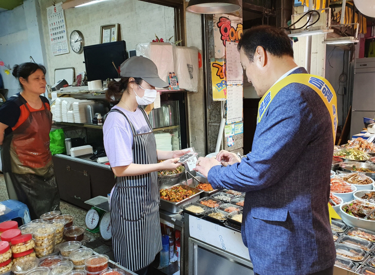 군포시 2일 산본시장 안전캠페인 소화패치 배부