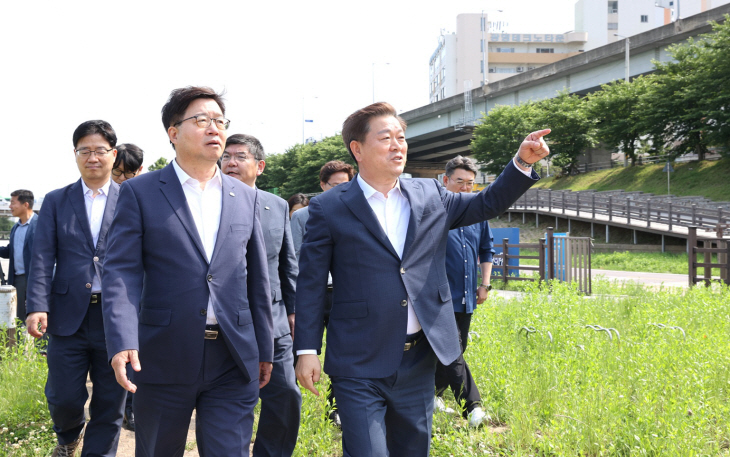 염태영 경기도 경제부지사 안양천 지방정원 조성 예정지 방문