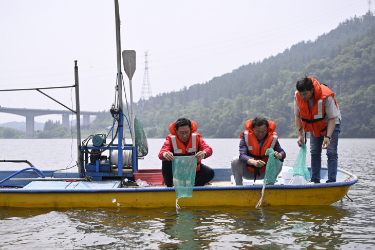 양평군 2일 참게 종묘 8만7000마리 방류
