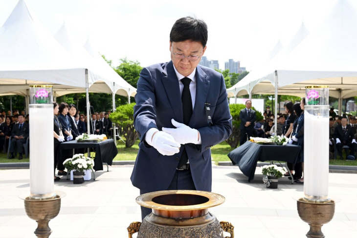 이민근 안산시장 제68회 현충일 추념식 분향