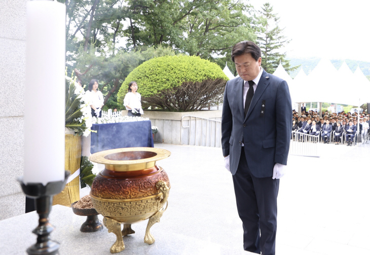 임병택 시흥시장 제68회 현충일 추념식 묵념