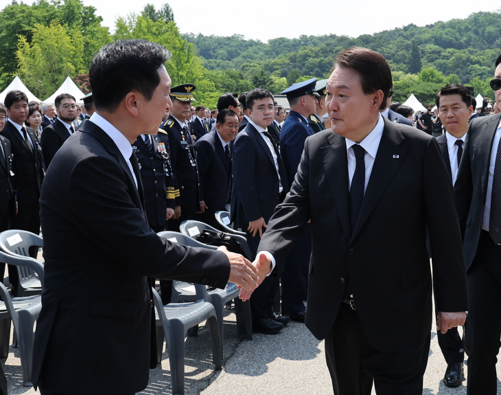 김기현 대표와 인사하는 윤석열 대통령