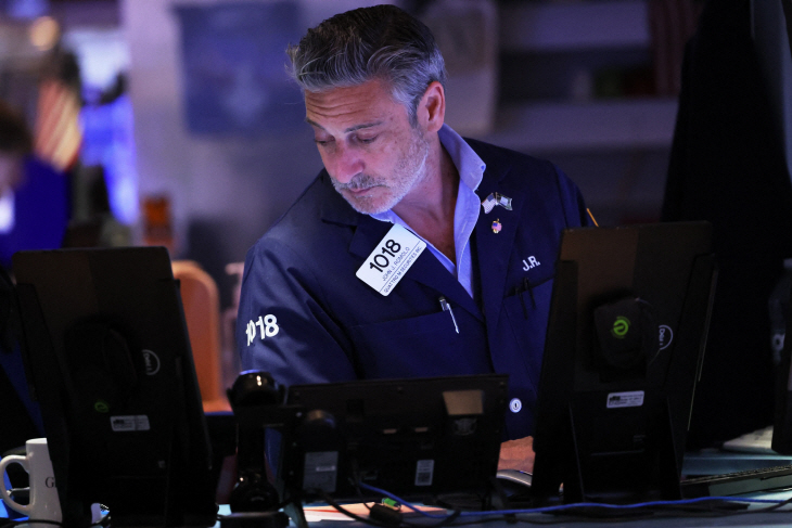 US-MARKETS-RESPOND-TO-PASSAGE-OF-DEBT-CEILING-BILL-IN-WASHINGTON