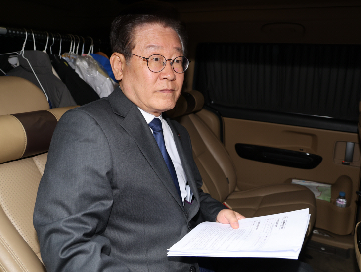 차에 앉은 이재명 대표