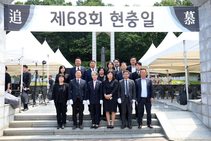 시흥시의회 의원들 제68회 현충일 추념식 참석