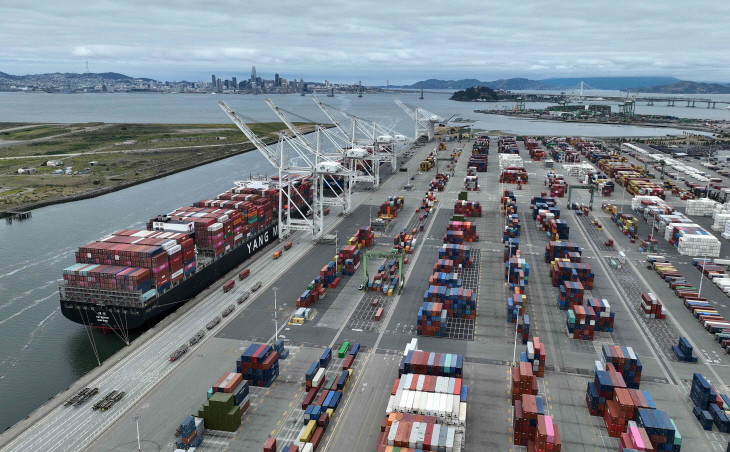 US-TRADE-DEFICIT-WIDENS-AS-IMPORTS-INCREASE-AND-EXPORTS-FALL