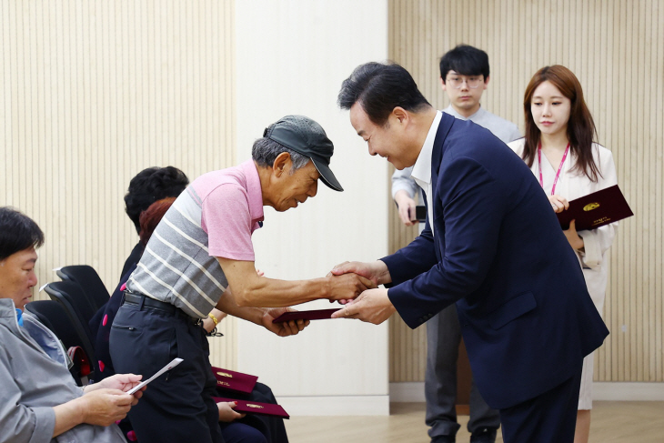 의왕시 8일 경로당 지역봉사지도원 위촉장 수여식 개최
