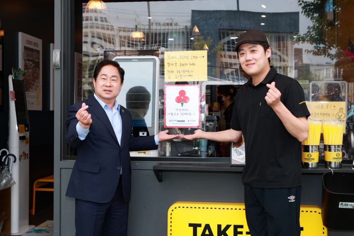 주광덕 남양주시장-컴포즈커피 다산현대스페이스점 구범모 대표