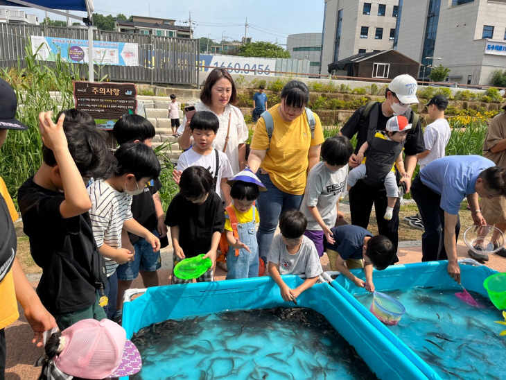 양주시 회천2동 10일 ‘미꾸라지 방류 및 EM 흙공 투척’ 진행