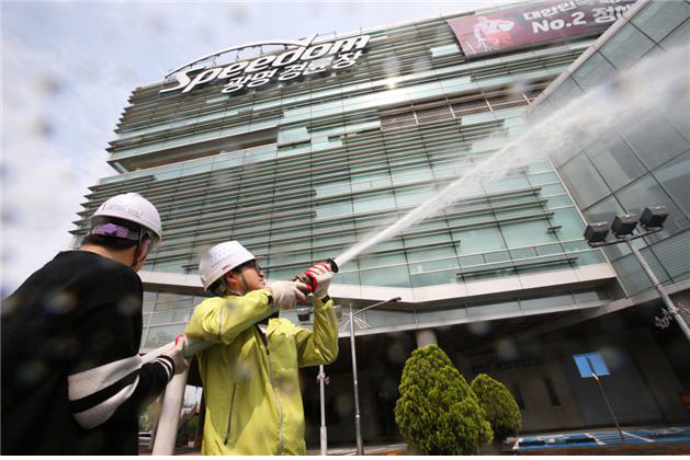 광명스피돔 자위소방대원들 소화전 이용해 화재 진압훈련 진행