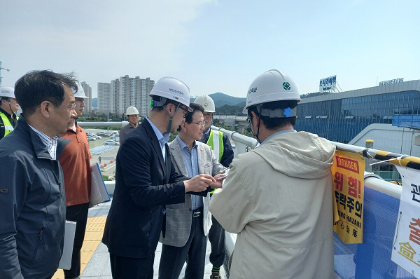 김용학 부산도시공사 사장, 오시리아 보행육교 신설 특별점검