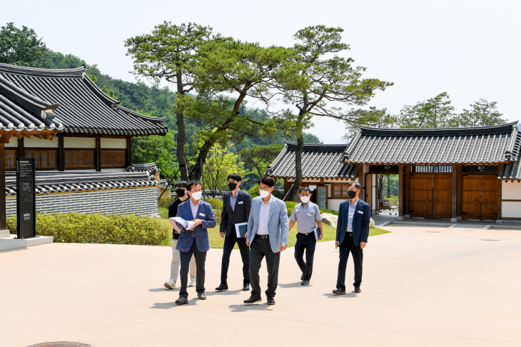 박남서 영주시장이 19일 선비세상에서 현안을 점검하고 있다
