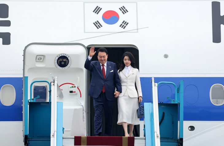 윤석열 대통령 내외, 베트남 도착