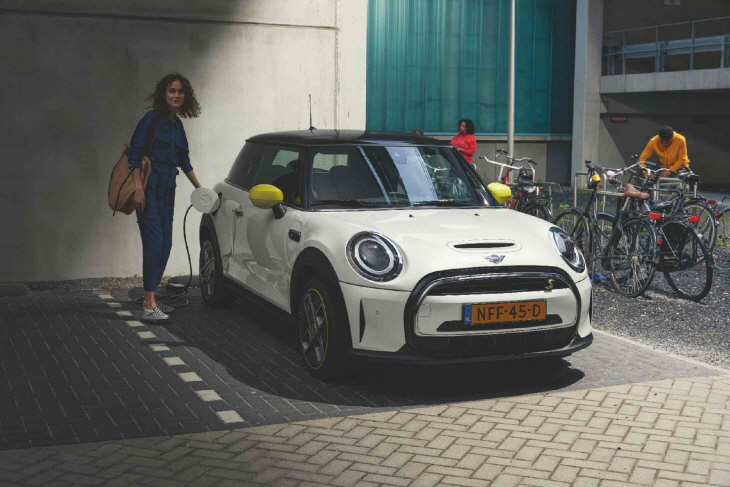 2024년형 MINI 일렉트릭 차량 이미지.