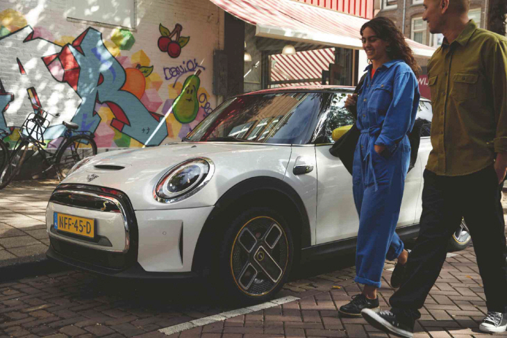 2024년형 MINI 일렉트릭 차량 이미지.
