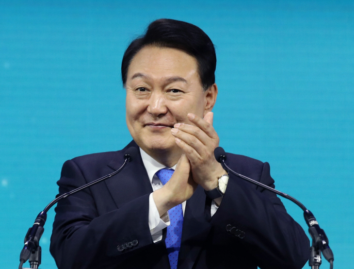 세르비아에 축하 박수 보내는 윤석열 대통령