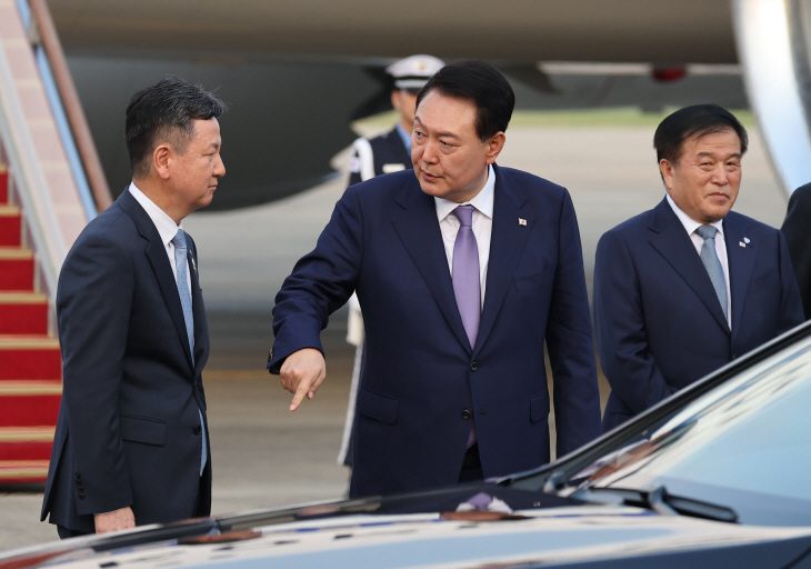 한창섭 차관과 대화하는 윤석열 대통령