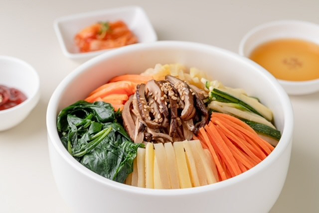 사진1) 에어부산 신규 기내식(오색 야채비빔밥) 이미지
