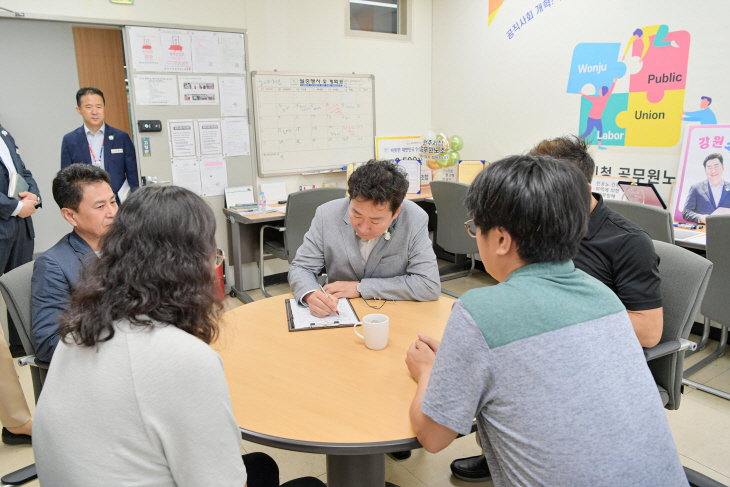 원강수 원주시장 원공노 명예조합원 가입신청서 작성