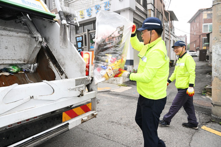 강수현 양주시장 1일 덕정역 일원 쓰레기 수거활동