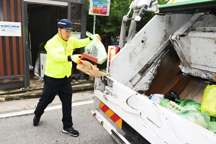 강수현 양주시장 1일 덕정역 일원 쓰레기 수거활동
