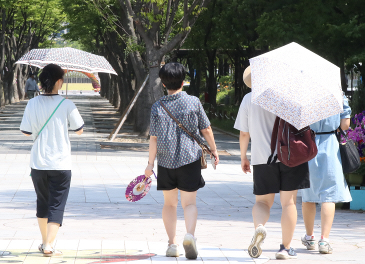 양산과 부채 챙겨야 하는 날씨