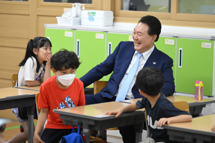 초등학생들과 대화하는 윤석열 대통령
