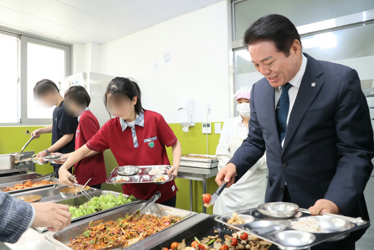 최대호 안양시장 7일 백영고교 무상급식 체험