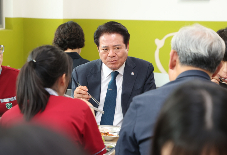 최대호 안양시장 7일 백영고교 무상급식 체험