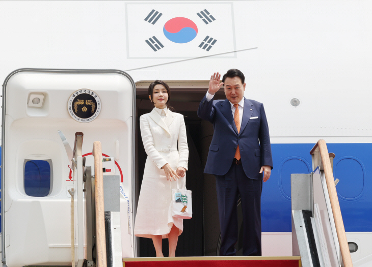 윤석열 대통령 내외, 나토 정상회의·폴란드 순방차 출국