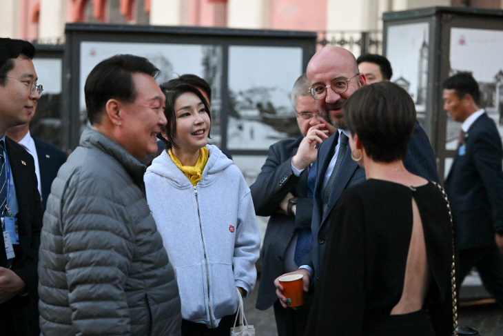 샤를 미셸 EU 상임의장 부부와 만난 윤석열 대통령 부부