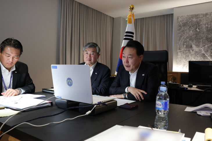 리투아니아서 긴급 NSC 상임위 주재하는 윤 대통령