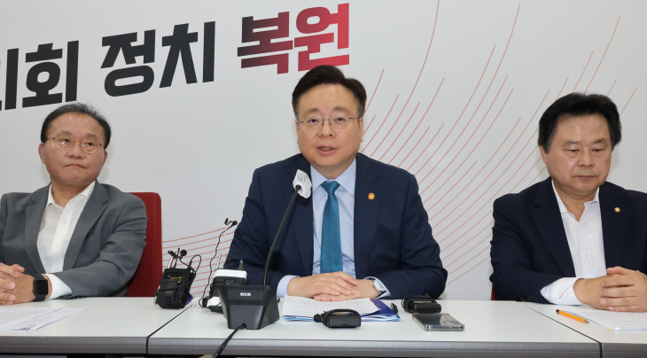 보건의료관련 현안점검회의 결과 브리핑하는 조규홍