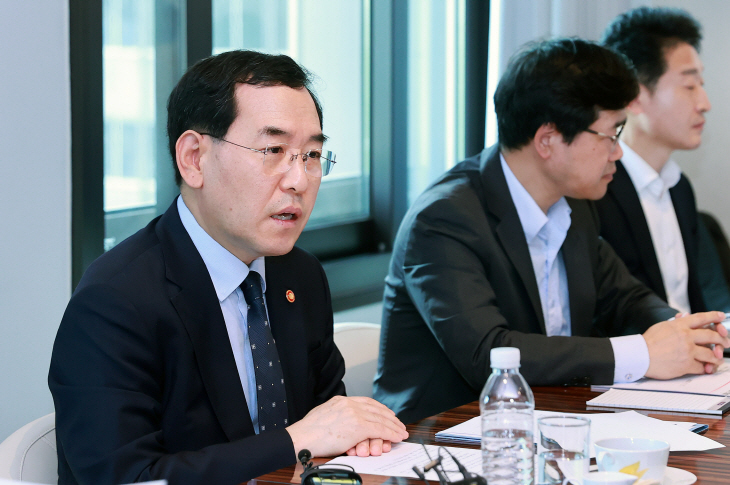 반도체 클러스터 전력공급 대책 회의 주재하는 이창양 장관