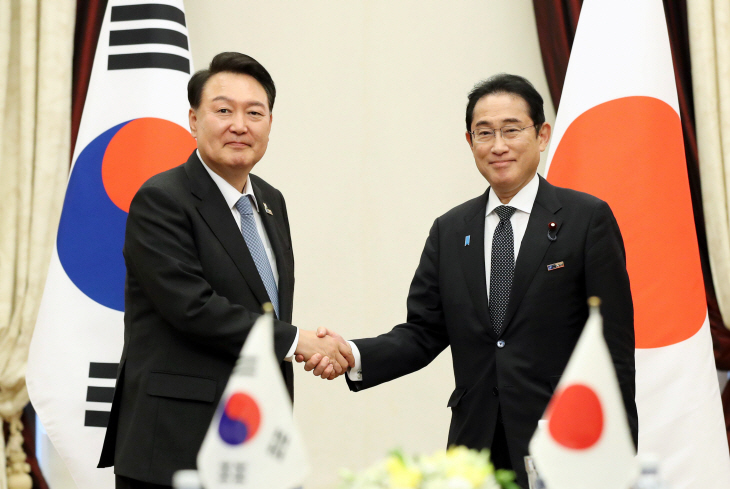 기시다 일본 총리와 악수하는 윤석열 대통령<YONHAP NO-4817>