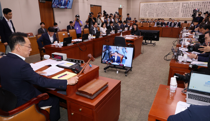 법사위 진행하는 김도읍 위원장
