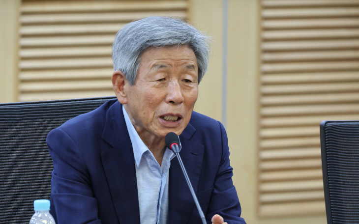 새로운 질서 포럼에서 발언하는 유인태 전 국회 사무총장