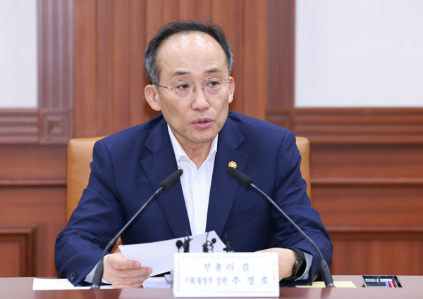 경제부총리, '소·부·장' 경쟁력강화위 발언<YONHA