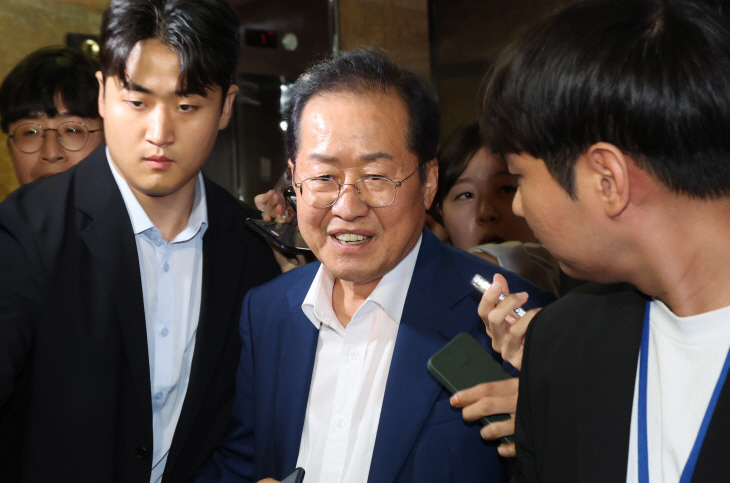기자 질문 받는 홍준표 대구시장<YONHAP NO-3312>